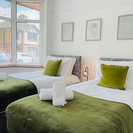 Lovely 4-Bed House In Luton Luton  Buitenkant foto