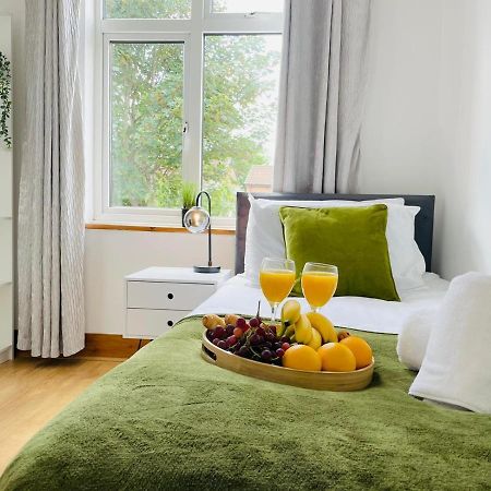 Lovely 4-Bed House In Luton Luton  Buitenkant foto