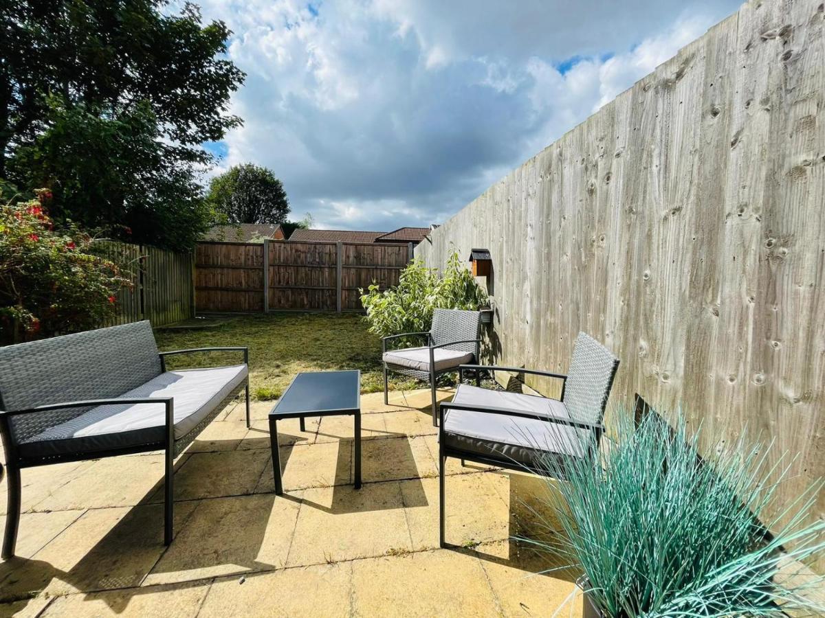 Lovely 4-Bed House In Luton Luton  Buitenkant foto