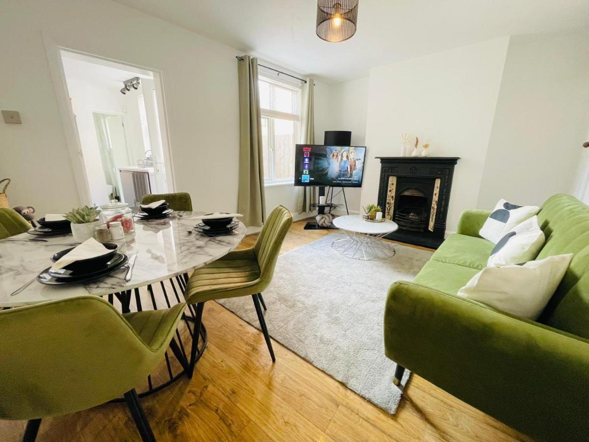 Lovely 4-Bed House In Luton Luton  Buitenkant foto