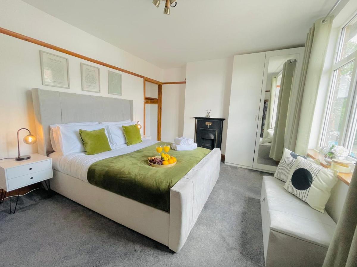 Lovely 4-Bed House In Luton Luton  Buitenkant foto